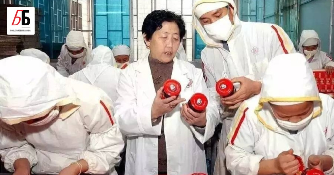 Bà Hoa Bích kiểm tra sản phẩm tương ớt của mình. Ảnh: QQ