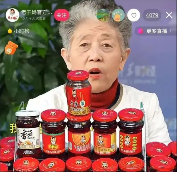 Ở tuổi gần 80, bà Hoa Bích vẫn livestream sản phẩm của mình. Ảnh: QQ