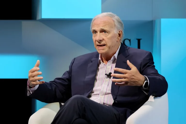 Tỷ phú Ray Dalio cảnh báo nước Mỹ có thể đối mặt với “cơn đau tim kinh tế” nếu không cắt giảm mạnh thâm hụt ngân sách