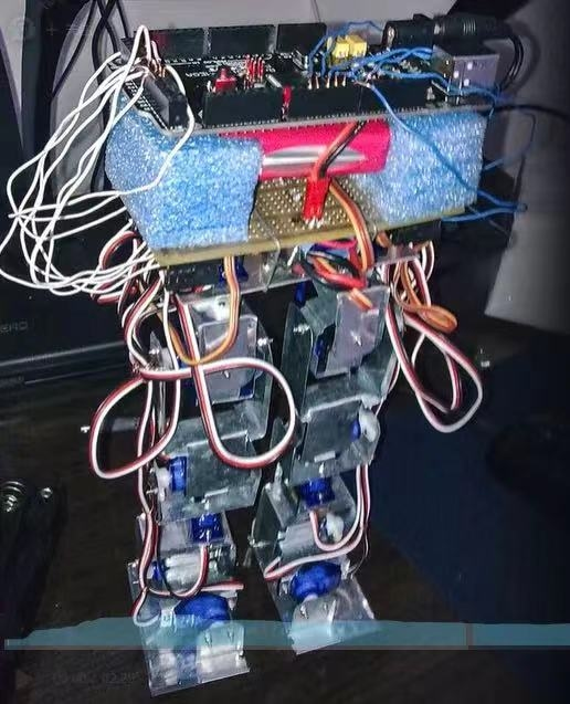 Một robot được Xingxing chế tạo từ phế liệu khi còn nhỏ.