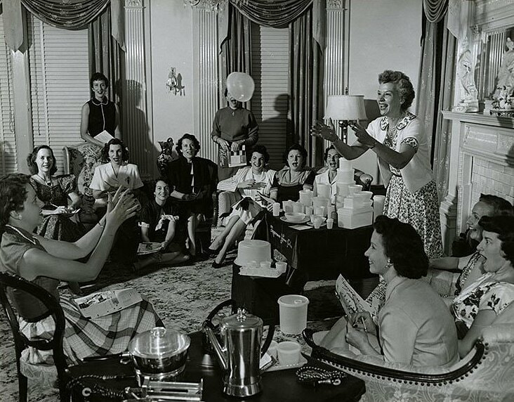Một buổi Tupperware Party trong những năm thập niên 40, 50 thế kỷ trước. Ảnh: Smithsonian Magazine